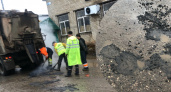В Ярославле рабочие засыпали лужи асфальтом