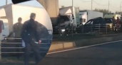 На въезде в Ярославль собирается огромная пробка из-за массового ДТП с грузовиками