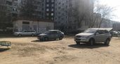 Облавы в центре Ярославля: водителей массово штрафуют за парковку на газонах