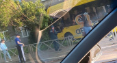 В центре Ярославля желтый автобус влетел в жилой дом