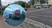 В Ярославле на Суринском мосту посреди дороги оторвался прицеп от большегруза
