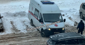 Ярославцы выталкивали застрявшую в снегах Брагино скорую помощь