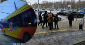 "Очередные сюрпризы с утра": у ярославского электробуса прямо по дороге села батарейка