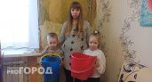 Вода льет в розетки, падает крыша, сын задыхается: беременная мама двоих детей просит защиты Путина