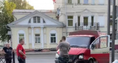 В Ярославле на улице Ушинского Газель пробила забор