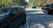  На Прусовских карьерах выстроилась километровая очередь из машин на пляж
