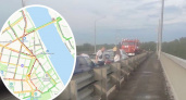 Из-за аварии на Октябрьском мосту образовалась жуткая пробка 