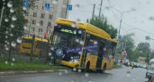 "Виноват забор": в Ярославле автобус вписался в ограждение