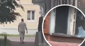 В центре Ярославля неадекват бьет окна