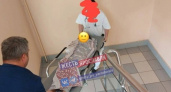 В ярославской больнице врачи доставляют пациентов до палаты по лестнице