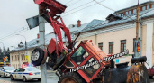 В центре Ярославля пьяный водитель трактора влетел в столб 