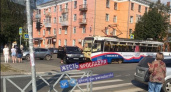 В Ярославле черный внедорожник перекрыл трамвайные пути 