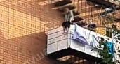 "Девушка сидела на перилах балкона": в Брагино мужчина спас ярославну от падения