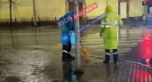 Из-за отсутствия ливневок в центре Ярославля воду сметают метлами