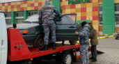 Эвакуировали авто покупателей: в Ярославле силовики устроили облавы прямо на Дзержинском рынке