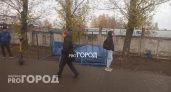 Ярославцы возмутились опрокинутой остановке: "Неделями лежит"