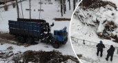 Уборка спиленных веток во дворе Ярославля закончилась испорченной детской площадкой