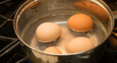 1 ложка в кастрюлю — и яйца сами выпрыгнут из скорлупы: практичный совет для хозяек