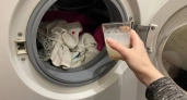 Кристально белая одежда: секрет от прачки, что нужно добавить в стиралку вместе с порошком