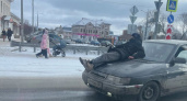  Под Ярославлем автомобиль проехал по городу с человеком на капоте