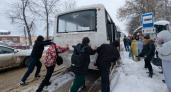В Переславле из-за снега пассажиры толкают застрявшие автобусы