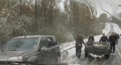 Ярославцы вытащили машину из кювета под Переславлем во время бури