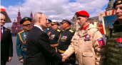 На параде Победы Путин пожал руку юноше из Ярославля