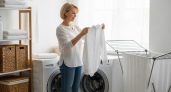 Стакан в барабан и одежда безупречно белая: секрет от прачки, что нужно добавить в машинку вместе с порошком