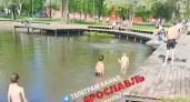 Жители Брагино спасаются от жары в прудах на Очках