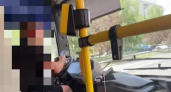 Сидевший в телефоне водитель автобуса в Ярославле вызвал бурную реакцию пассажиров