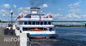 В Ярославле остановился теплоход для богачей с бассейном и баром: билеты сюда под 300 тысяч