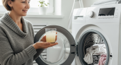 Стакан в барабан и одежда безупречно белая: секрет от прачки, что нужно добавить в машинку вместе с порошком