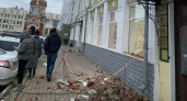 В центре Ярославля обрушились кирпичи с фасада здания