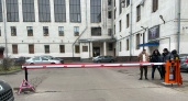 Въезд во двор ДК Добрынина перегородили шлагбаумом