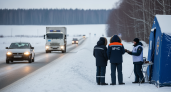 Пятичасовые пробки на М-8 закончились: водителей согревали в мобильных пунктах МЧС