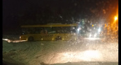 Жителям Ярославской области опять пришлось выталкивать автобус из сугробов