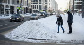 «Съезжают, как с горы прямо под колёса»: опасные сугробы на островках безопасности в Ярославле угрожают пешеходам