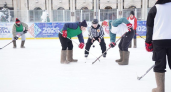 Студенты сразились в хоккей на валенках на катке Советской площади Ярославля