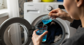 Бюджетный трюк для идеальной белизны: что нужно добавлять в стиралку вместе с порошком для безупречных вещей