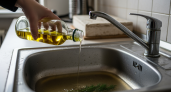 Простой трюк от соседки с растительным маслом в раковине экономит деньги и время на прочистке труб