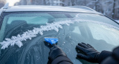 Забудьте о скребке: простой трюк, который защитит лобовое стекло от льда