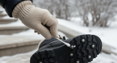 Старый дедовский трюк с обычной ваткой раз и навсегда решает проблему скользкой обуви даже на самом коварном льду