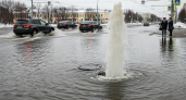 Фонтан из люка: на Октябрьской площади Ярославля автомобилисты попали в неожиданный потоп