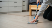 Эти привычки лишают пол блеска: как отмыть пол без липкости и разводов и почему горячая вода — зло