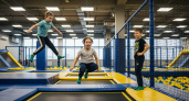 Батутный спорт убирает килограммы вмиг: почему тренд на батуты вновь вырос среди россиян 