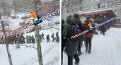 Толпа на входе: в Ярославле школьники застряли в очереди из-за резкого усиления охраны в гимназии №2