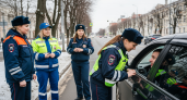 Вместо штрафов — улыбки: спецслужбы и МЧС Ярославля устроили праздничную «засаду» на водителей-мужчин