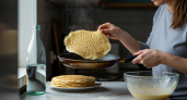 Бабушкин секрет пышных блинов на Масленицу без единого яйца заставит соседей просить добавки