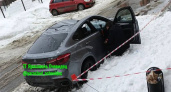 В Ярославской области глыба снега разбила автомобиль 