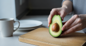 Диетологи развеяли главный миф о коричневых пятнах в авокадо и объяснили когда их есть опасно